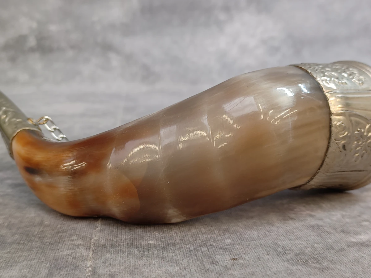 Set van 3 traditionele drinkhoorns (Kantsi) met rijk metalen beslag - Kaukasische stijl