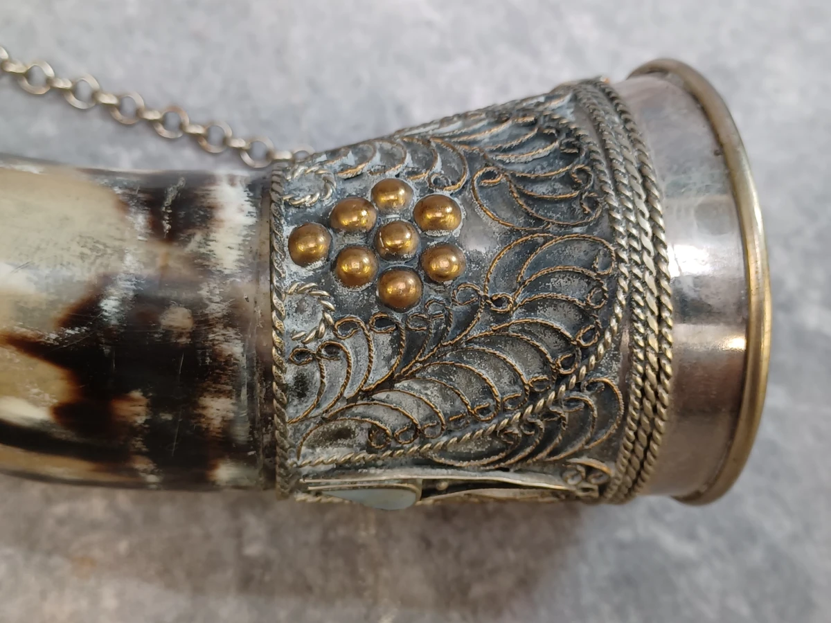 Set van 3 traditionele drinkhoorns (Kantsi) met rijk metalen beslag - Kaukasische stijl