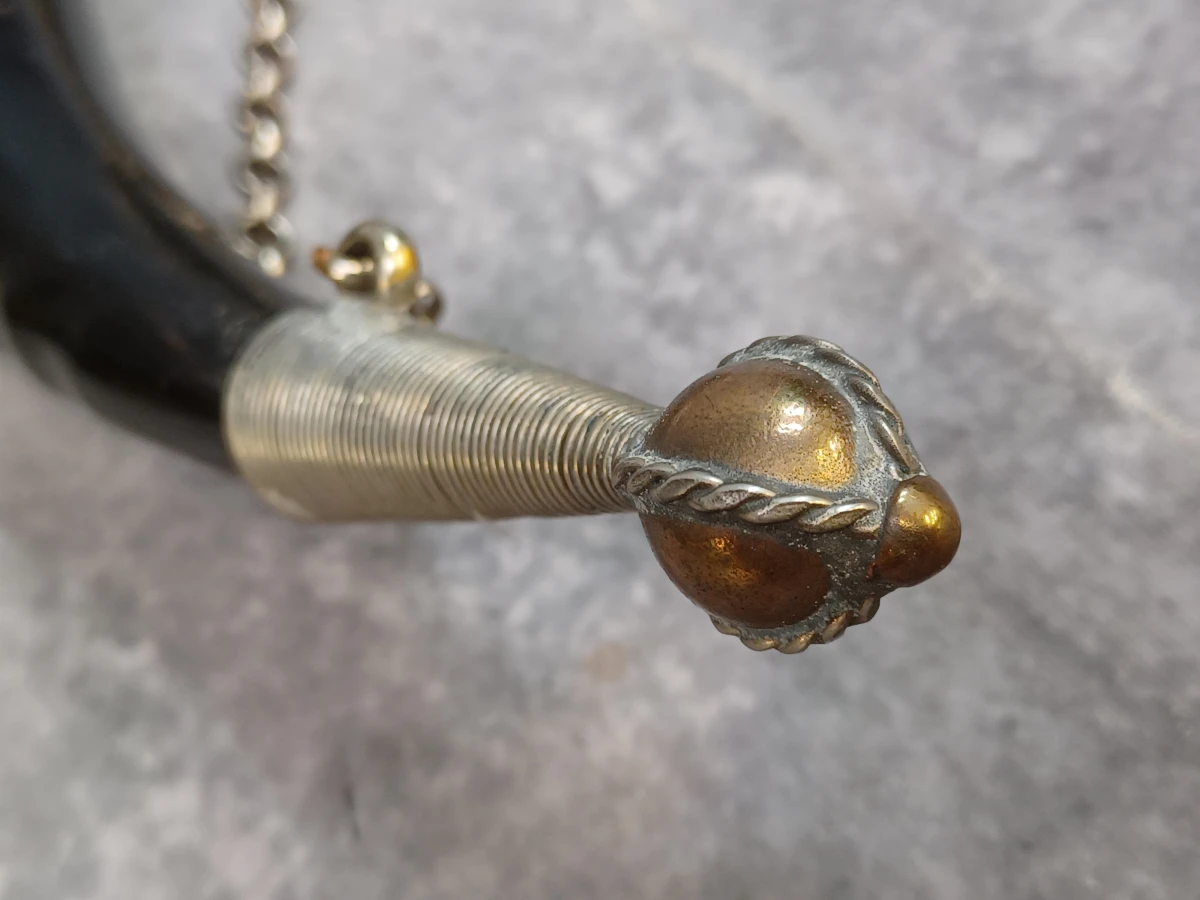 Set van 3 traditionele drinkhoorns (Kantsi) met rijk metalen beslag - Kaukasische stijl