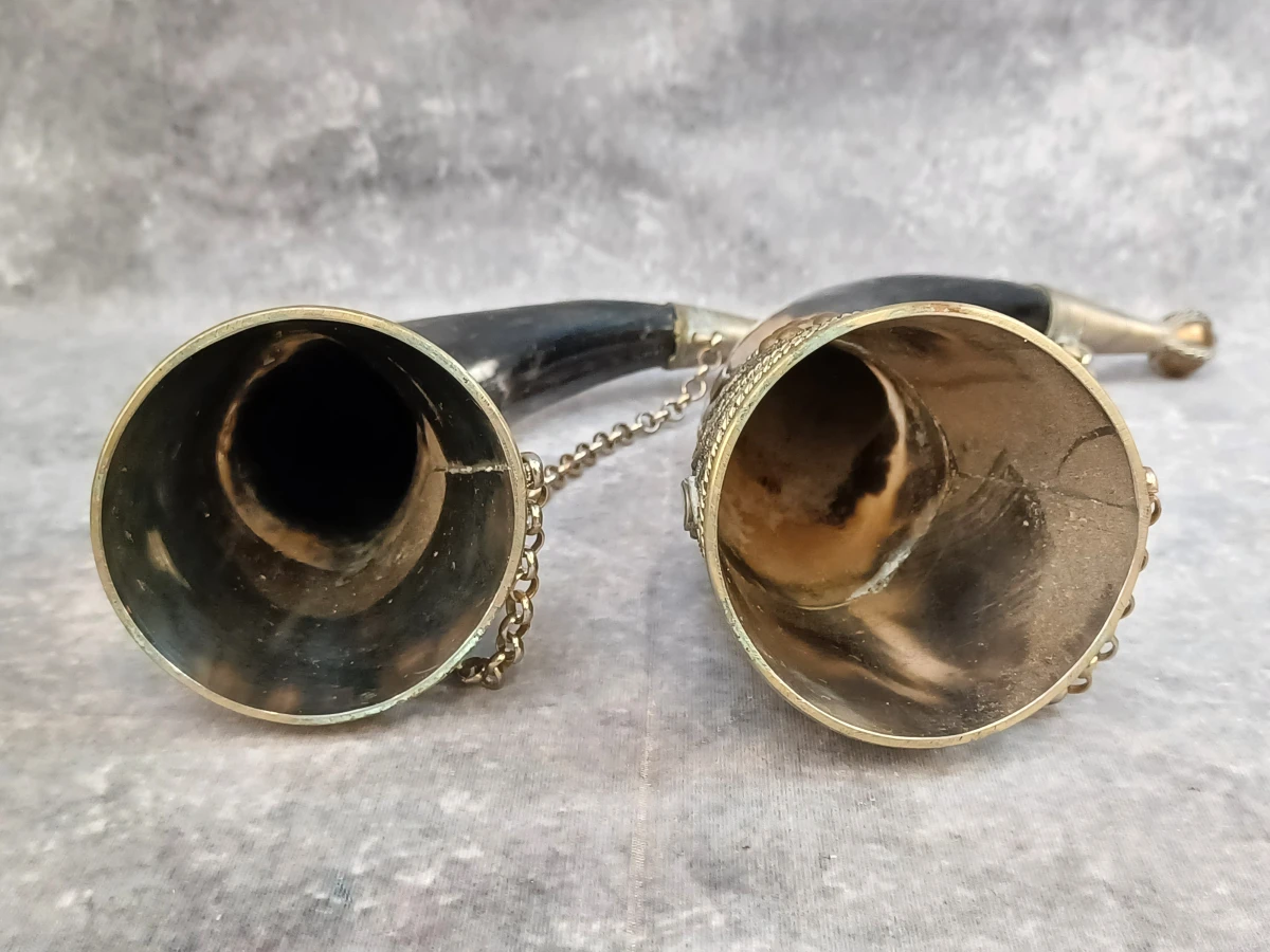 Set van 3 traditionele drinkhoorns (Kantsi) met rijk metalen beslag - Kaukasische stijl