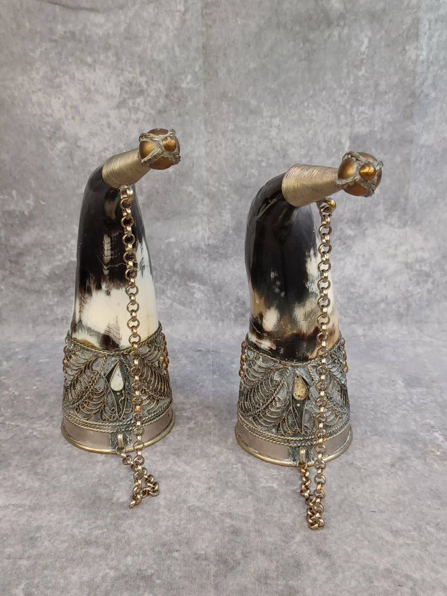 Set van 3 traditionele drinkhoorns (Kantsi) met rijk metalen beslag - Kaukasische stijl