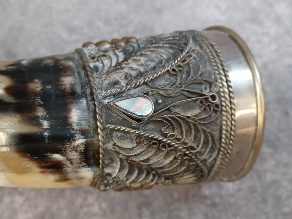 Set van 3 traditionele drinkhoorns (Kantsi) met rijk metalen beslag - Kaukasische stijl