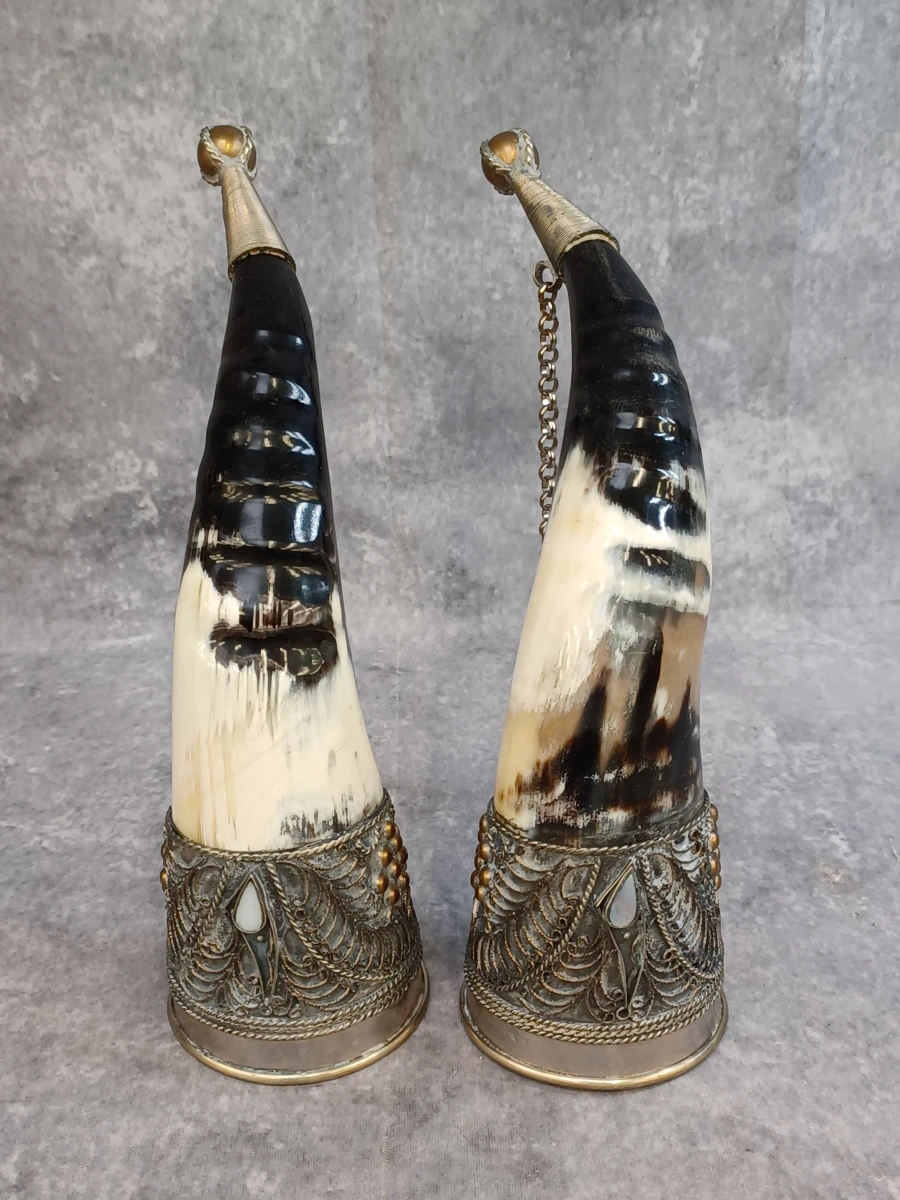 Set van 3 traditionele drinkhoorns (Kantsi) met rijk metalen beslag - Kaukasische stijl