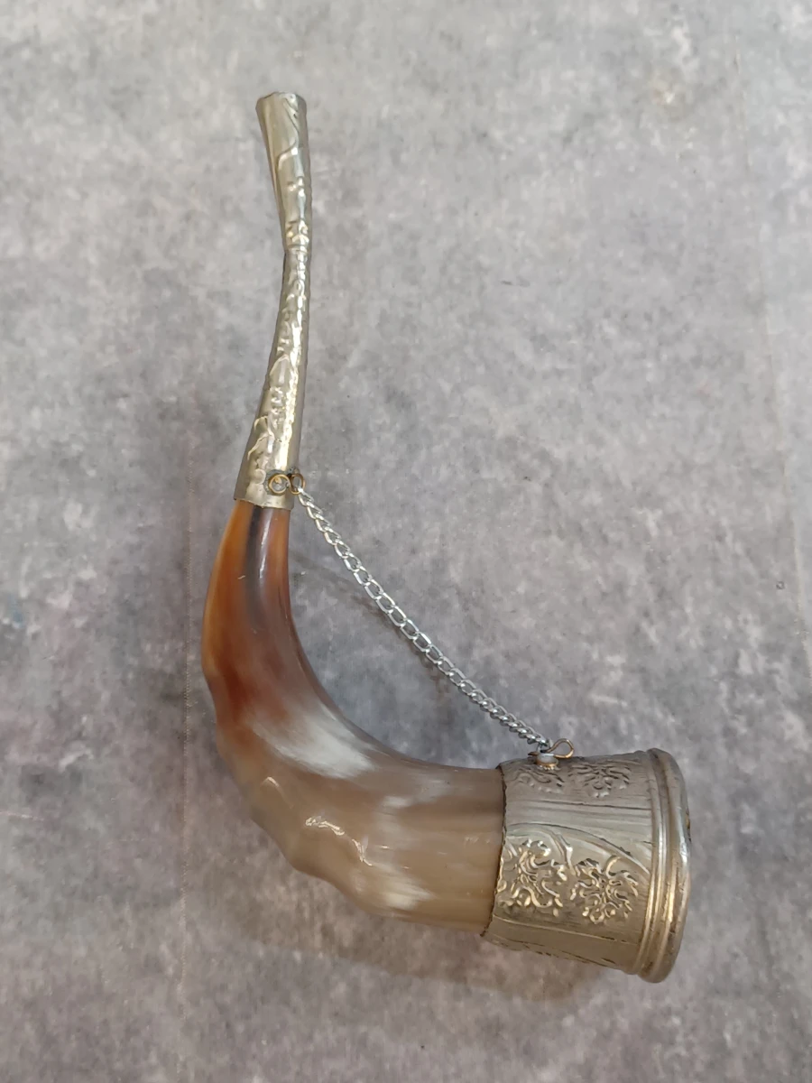 Set van 3 traditionele drinkhoorns (Kantsi) met rijk metalen beslag - Kaukasische stijl