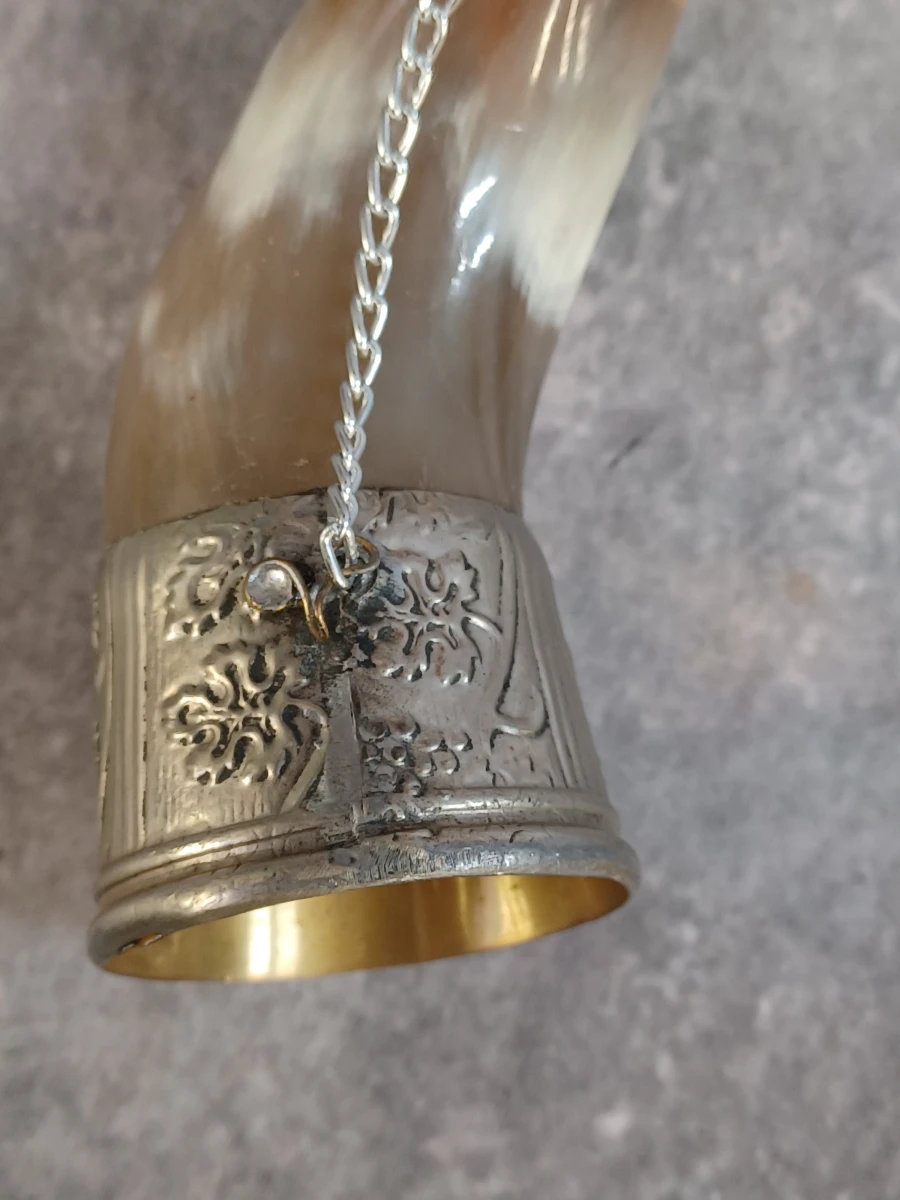 Set van 3 traditionele drinkhoorns (Kantsi) met rijk metalen beslag - Kaukasische stijl
