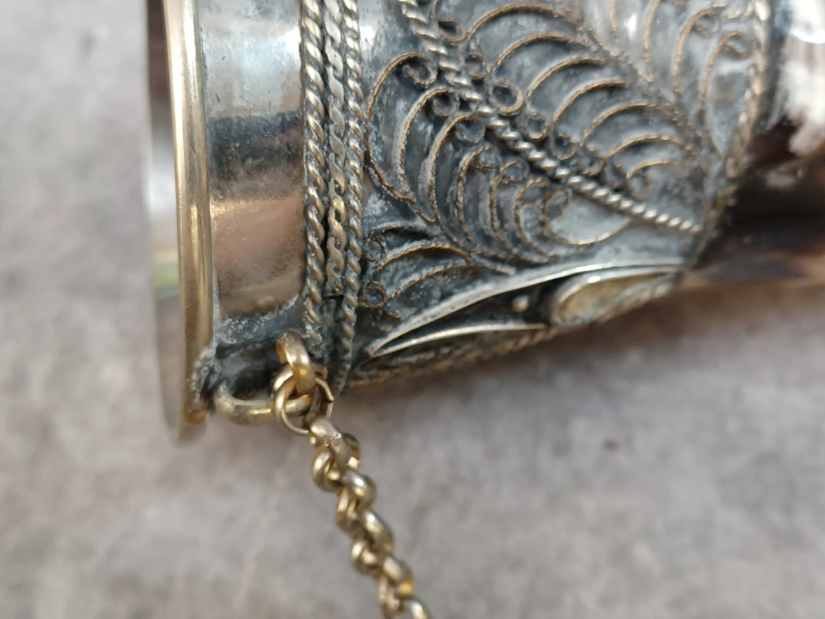 Set van 3 traditionele drinkhoorns (Kantsi) met rijk metalen beslag - Kaukasische stijl