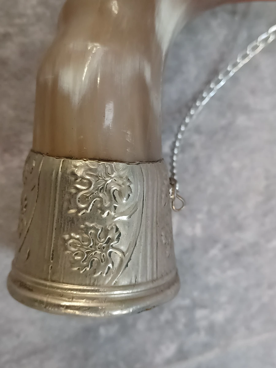 Set van 3 traditionele drinkhoorns (Kantsi) met rijk metalen beslag - Kaukasische stijl