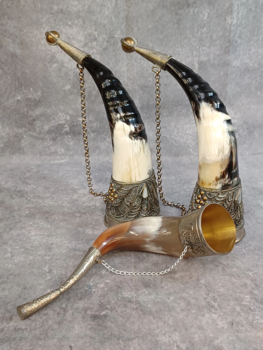 Set van 3 traditionele drinkhoorns (Kantsi) met rijk metalen beslag - Kaukasische stijl