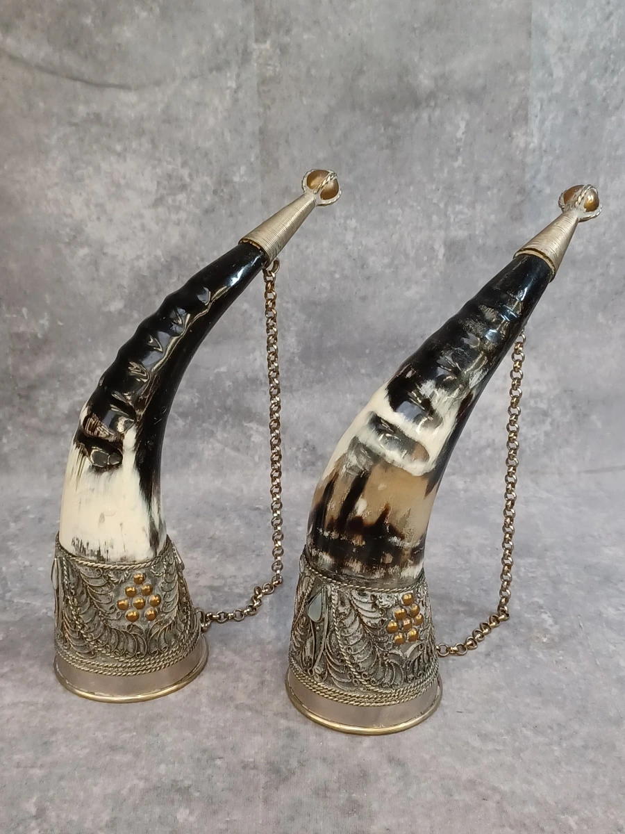 Set van 3 traditionele drinkhoorns (Kantsi) met rijk metalen beslag - Kaukasische stijl