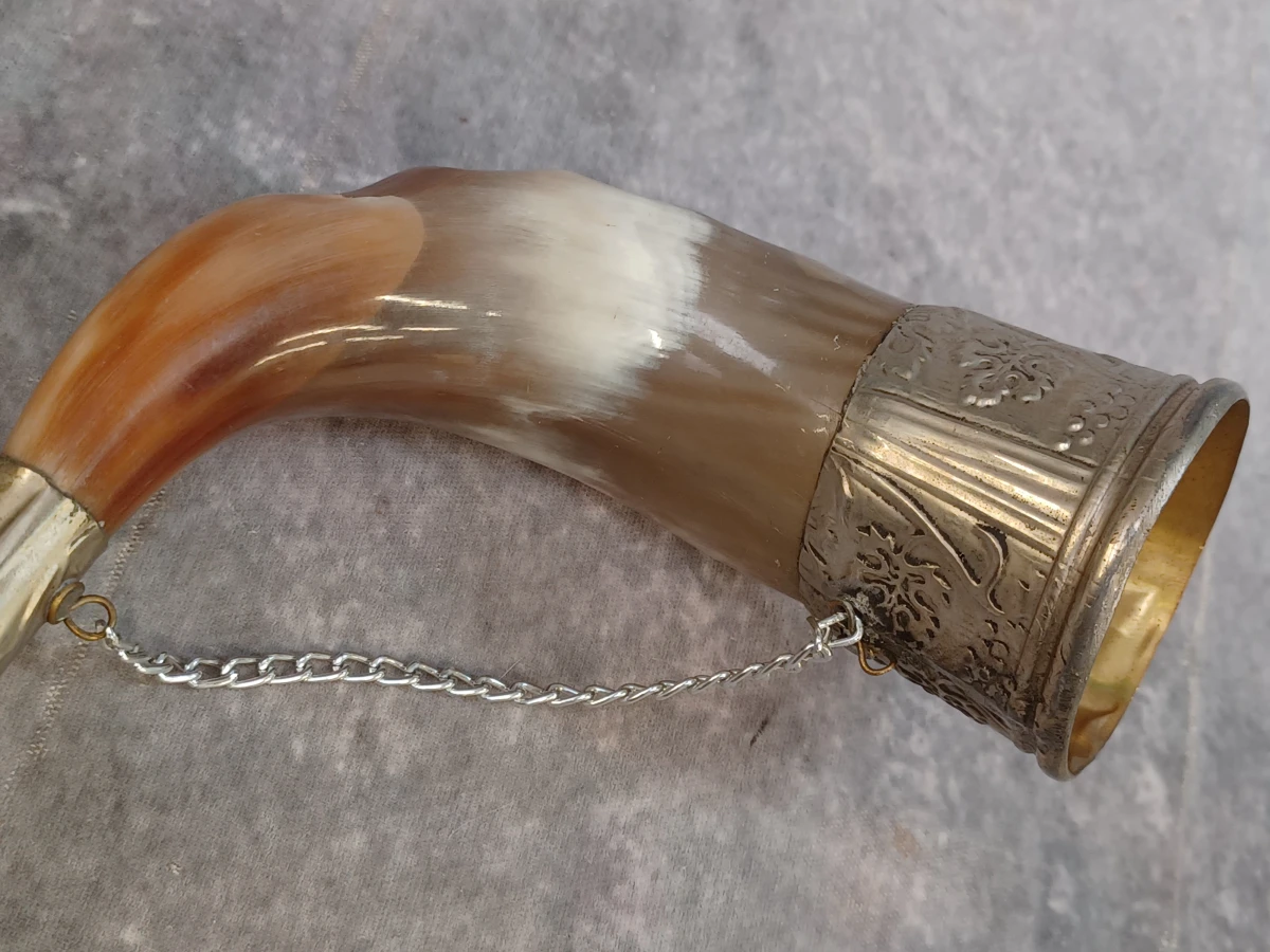 Set van 3 traditionele drinkhoorns (Kantsi) met rijk metalen beslag - Kaukasische stijl