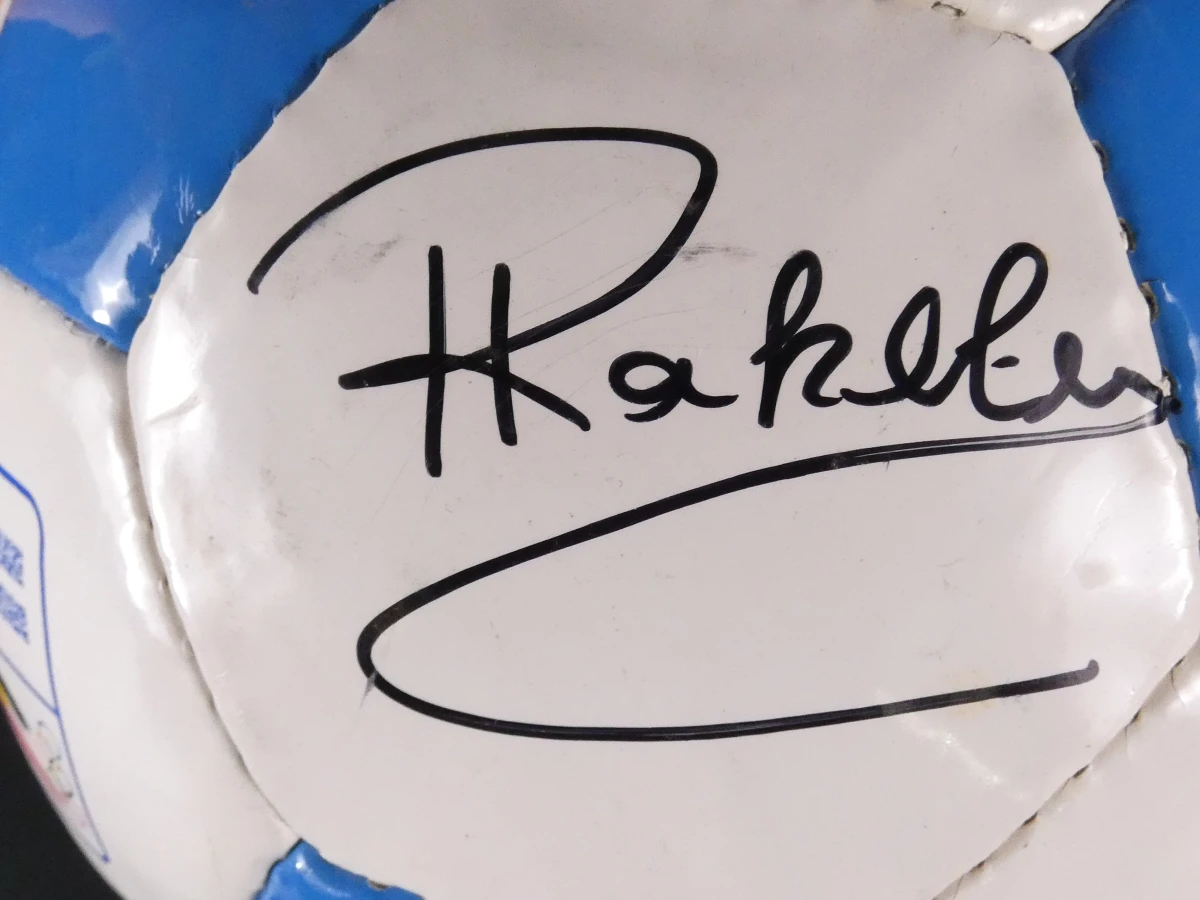 Voetbal met handtekeningen en sportlogo's