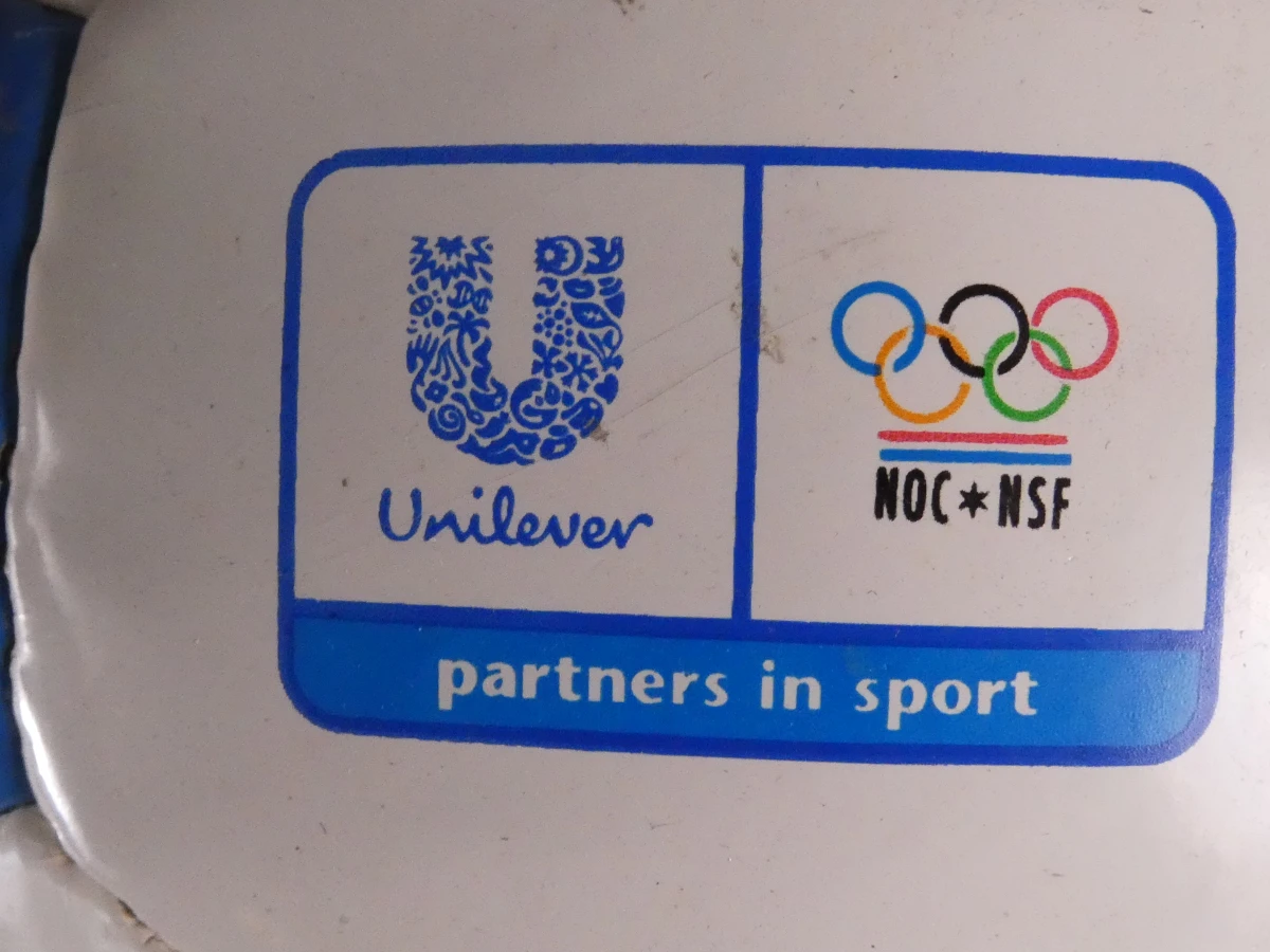 Voetbal met handtekeningen en sportlogo's