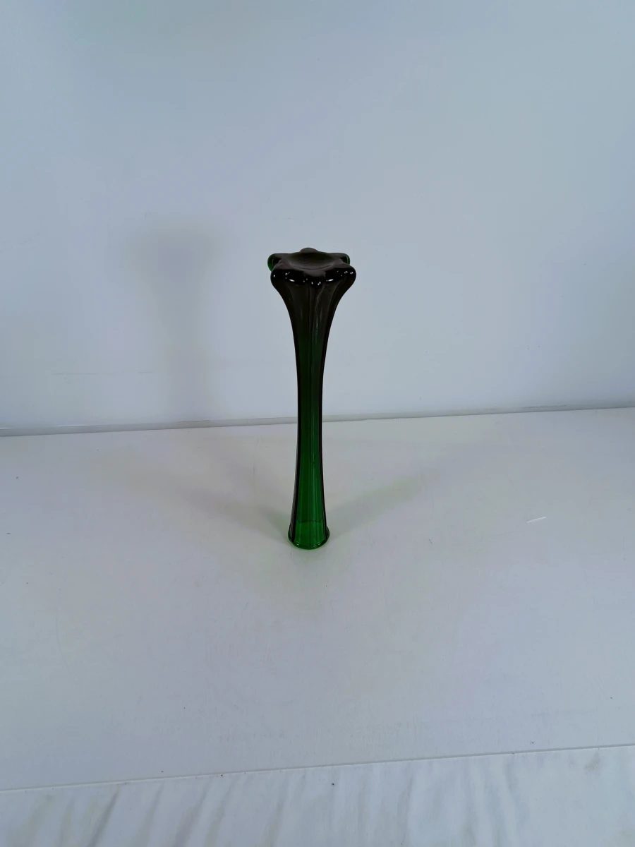 Groene glazen vaas met decoratieve voet