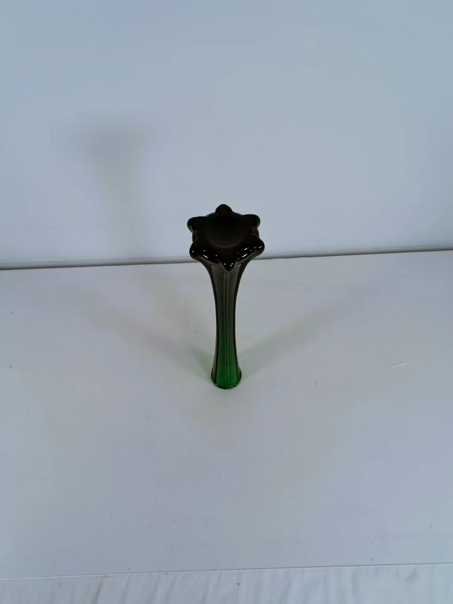 Groene glazen vaas met decoratieve voet