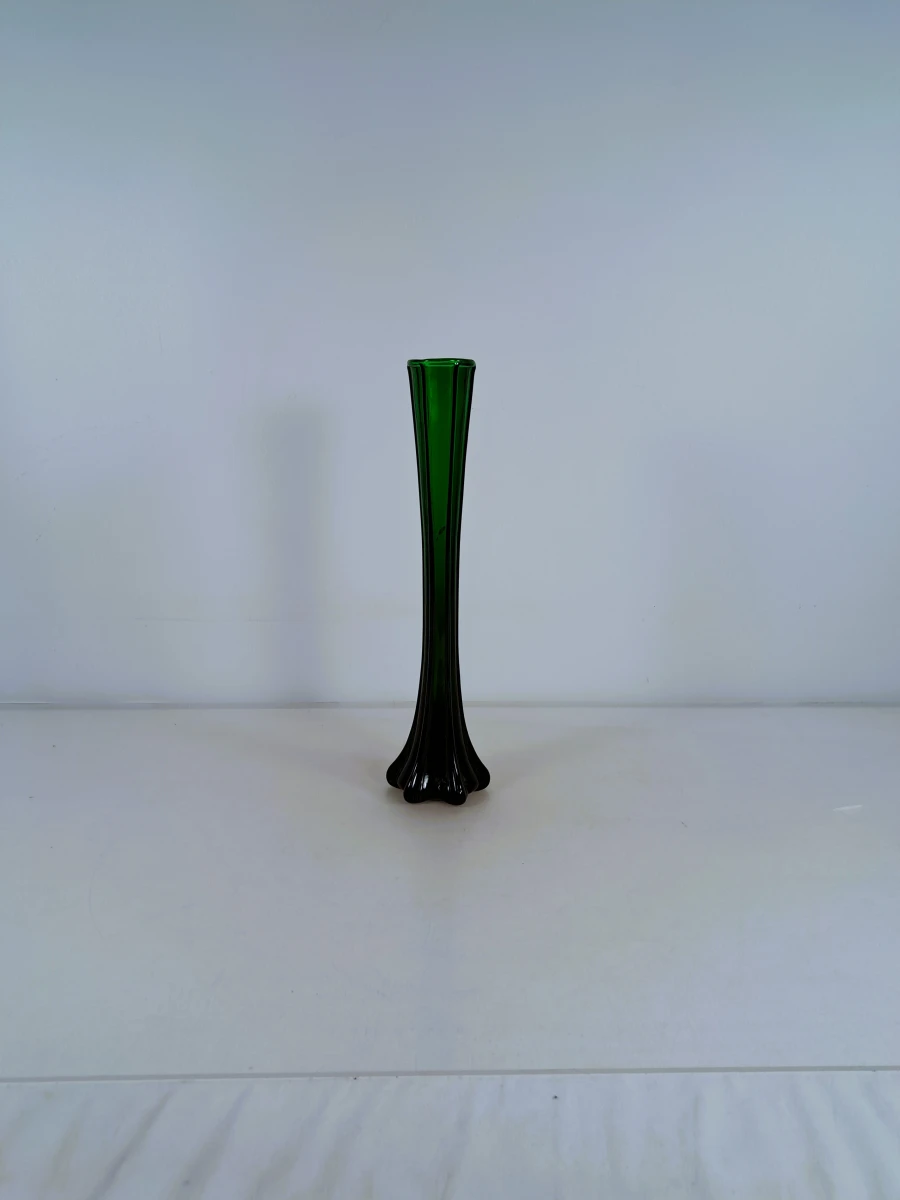 Groene glazen vaas met decoratieve voet