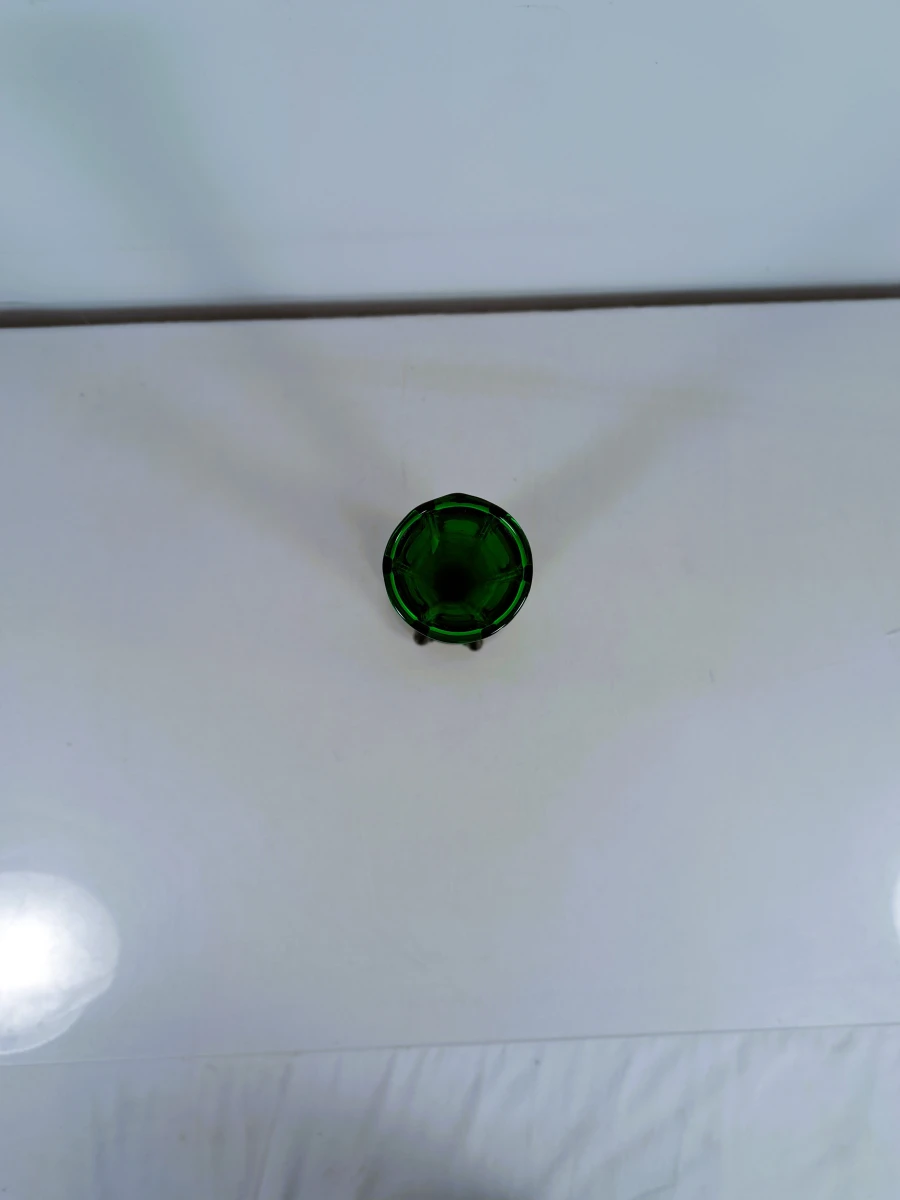 Groene glazen vaas met decoratieve voet