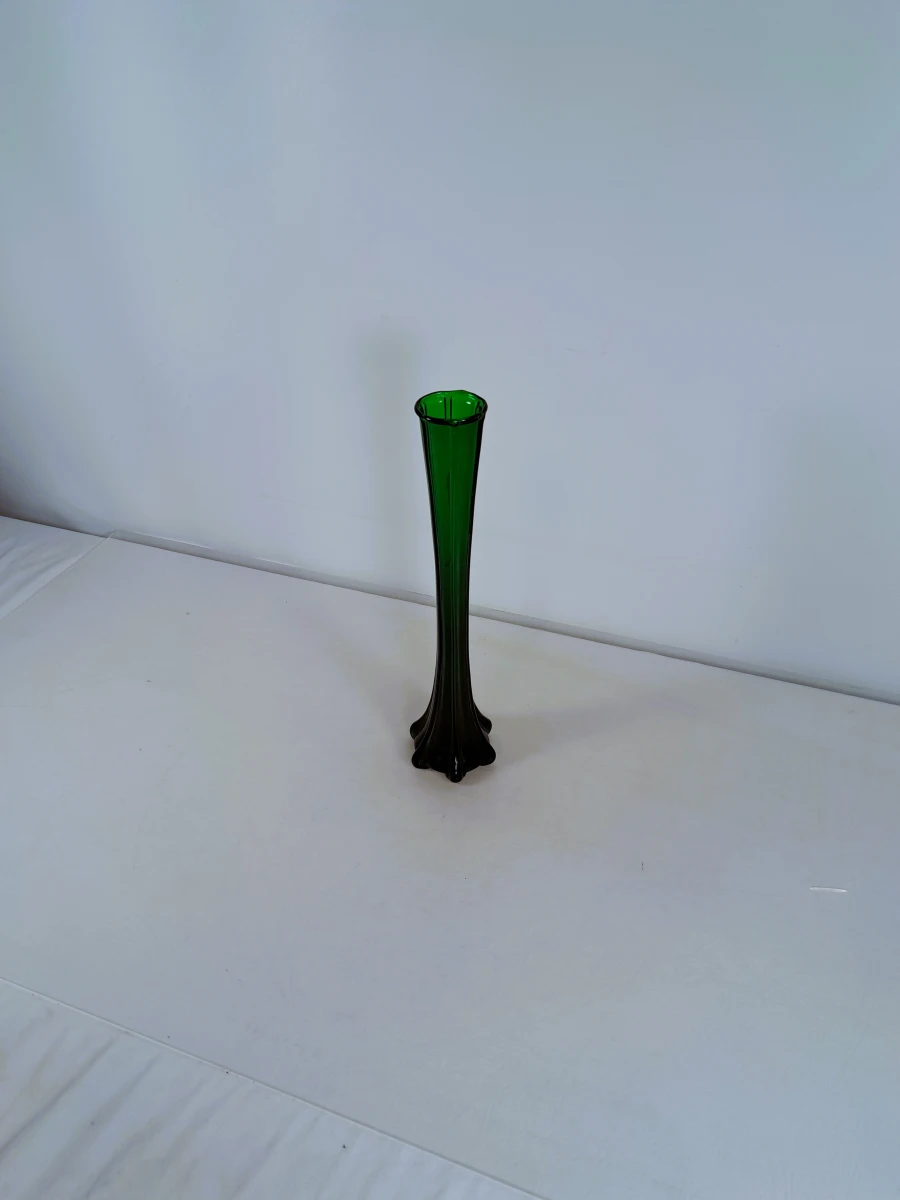 Groene glazen vaas met decoratieve voet