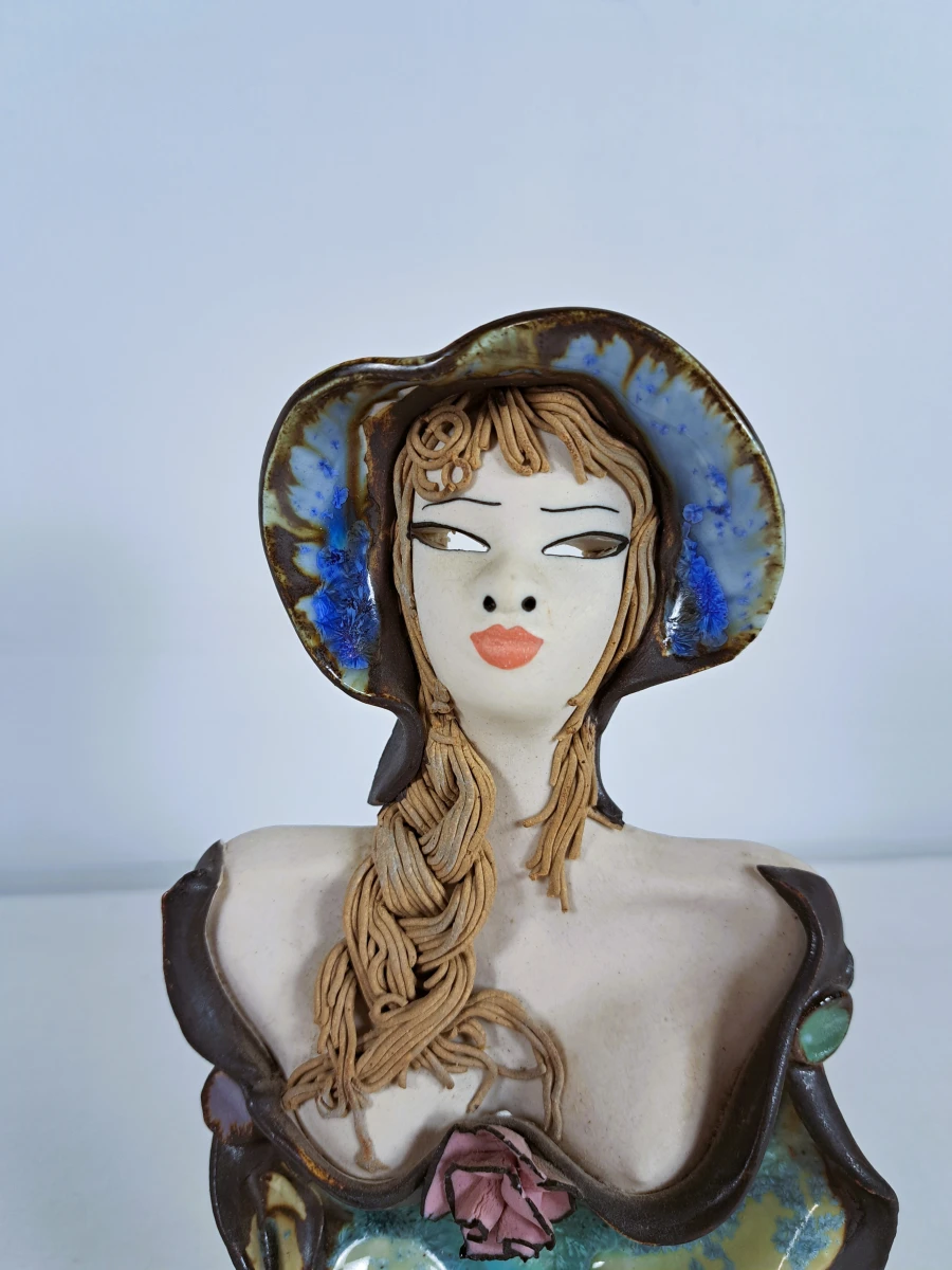Keramisch wandbeeld vrouw met hoed