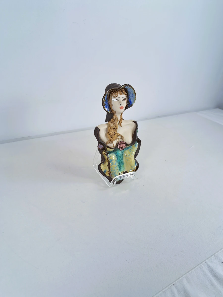 Keramisch wandbeeld vrouw met hoed
