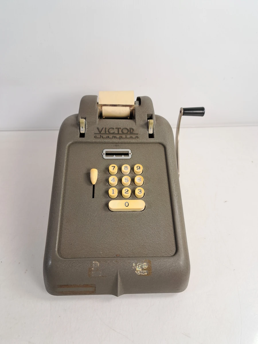 Vintage Victor Champion telmachine met papierrollen en hoes