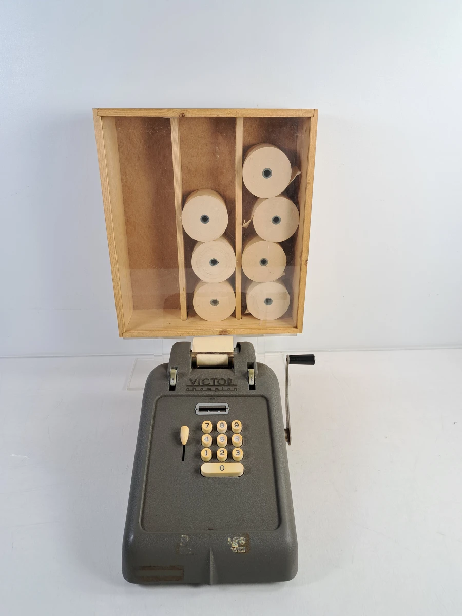 Vintage Victor Champion telmachine met papierrollen en hoes