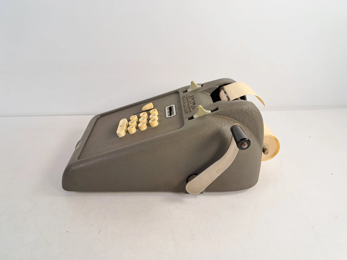 Vintage Victor Champion telmachine met papierrollen en hoes
