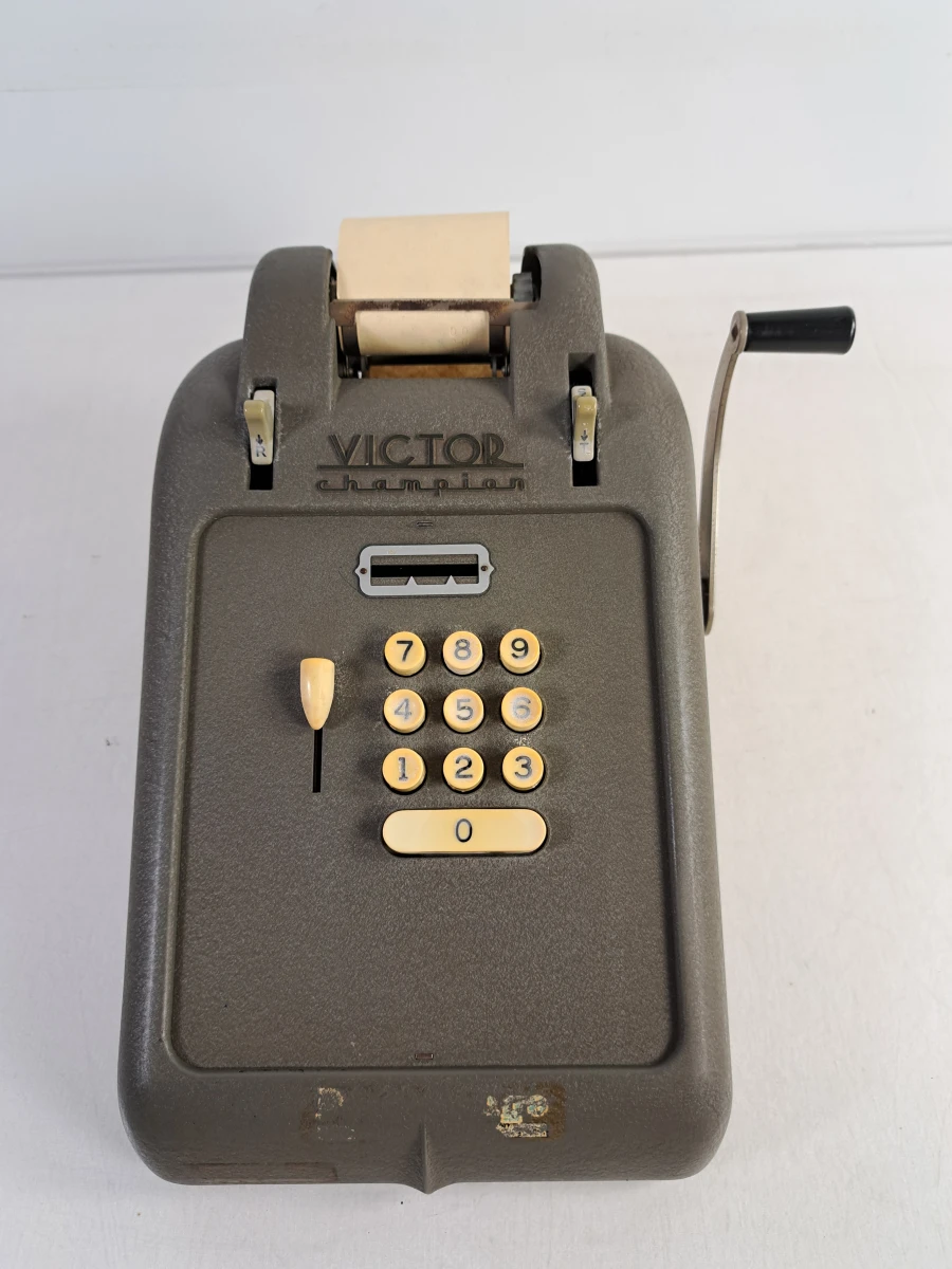 Vintage Victor Champion telmachine met papierrollen en hoes