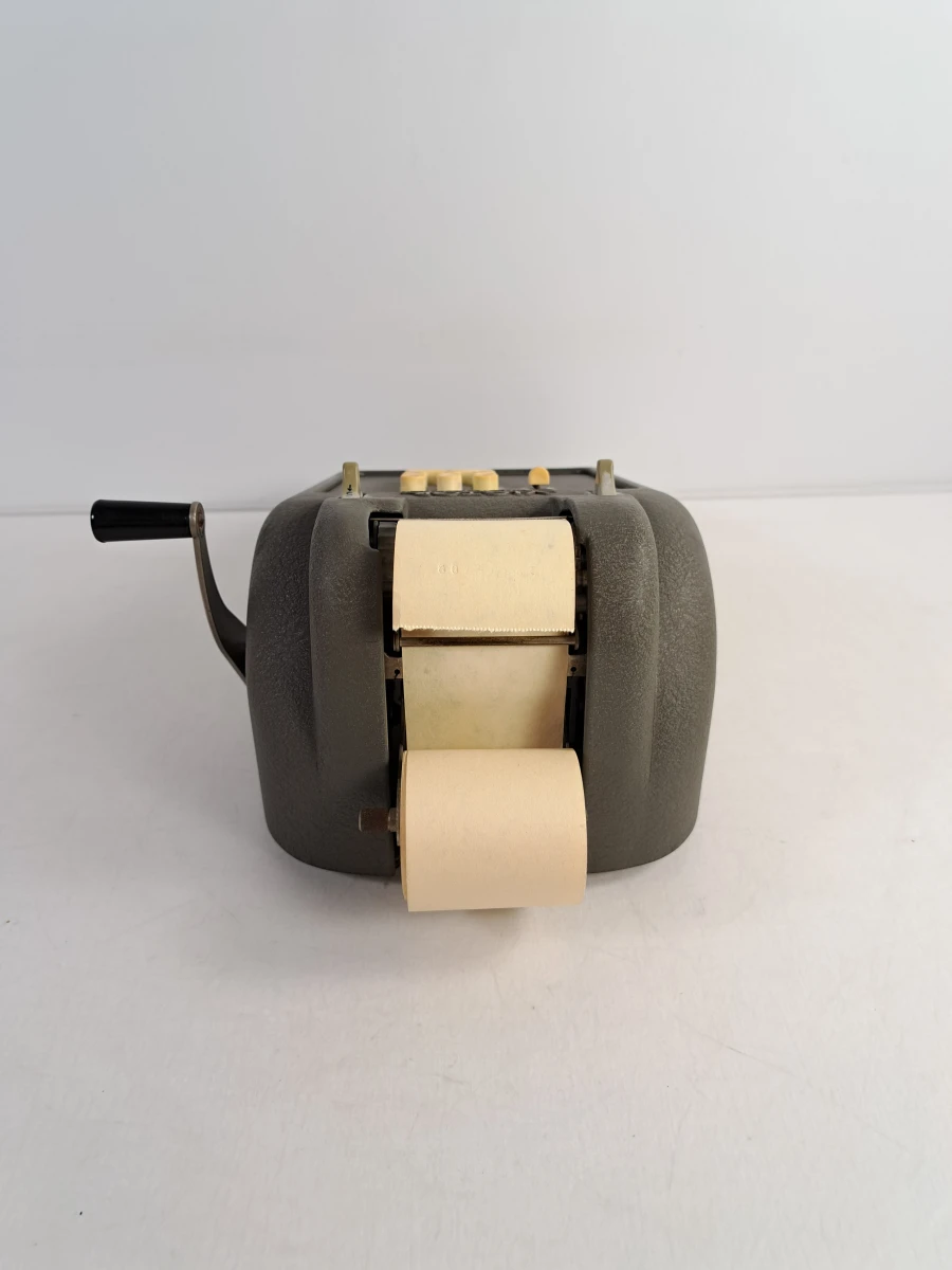 Vintage Victor Champion telmachine met papierrollen en hoes