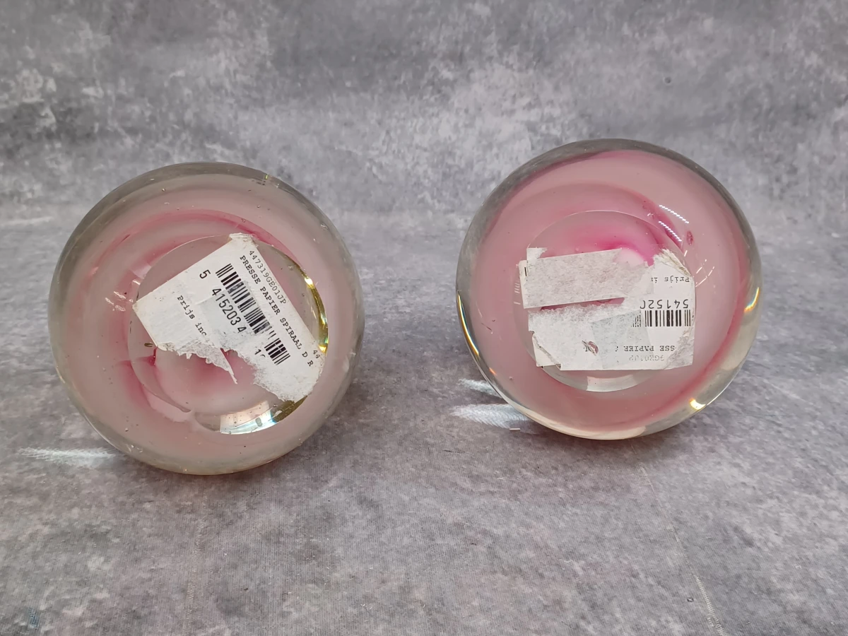 Een set van twee glazen presse-papiers met roze spiraal - J-Line