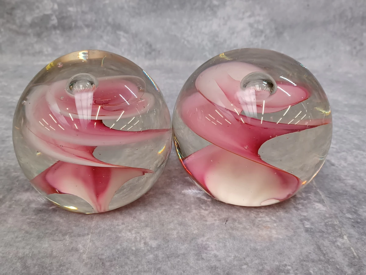 Een set van twee glazen presse-papiers met roze spiraal - J-Line