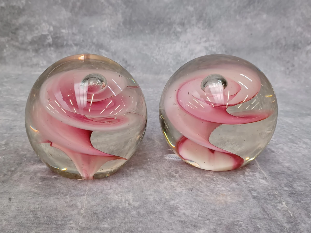 Een set van twee glazen presse-papiers met roze spiraal - J-Line