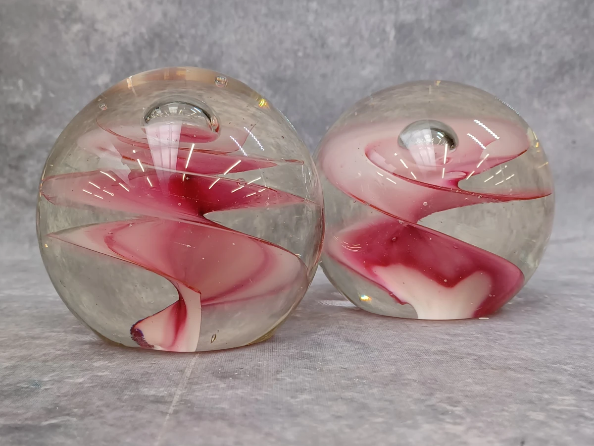Een set van twee glazen presse-papiers met roze spiraal - J-Line