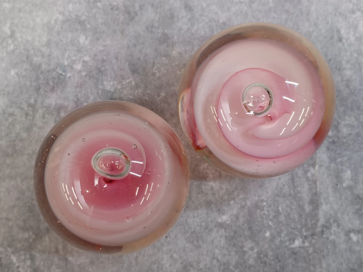 Een set van twee glazen presse-papiers met roze spiraal - J-Line