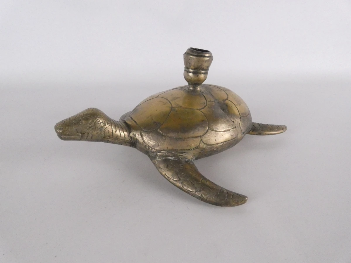 Antieke messing schildpad kandelaar
