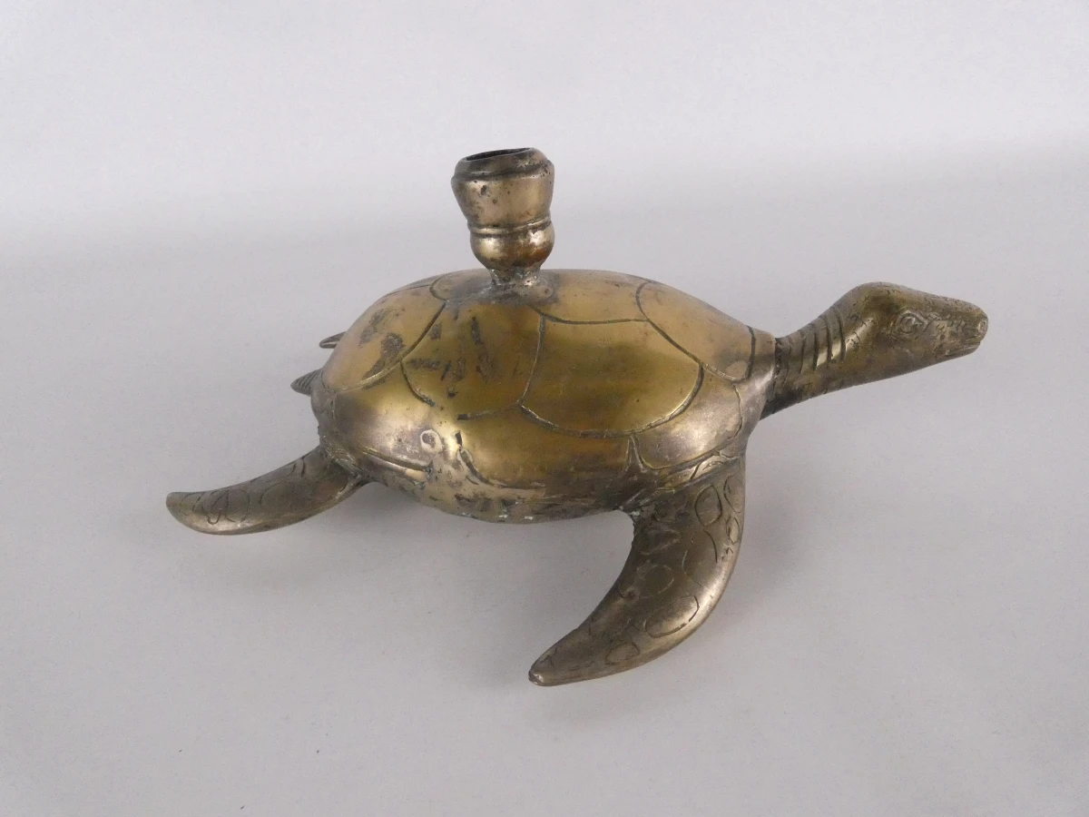 Antieke messing schildpad kandelaar