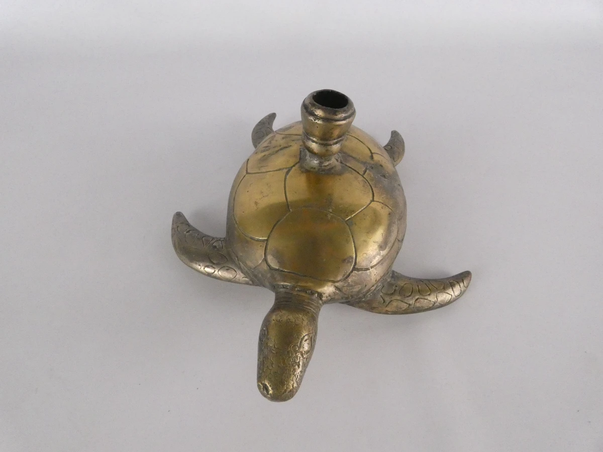 Antieke messing schildpad kandelaar