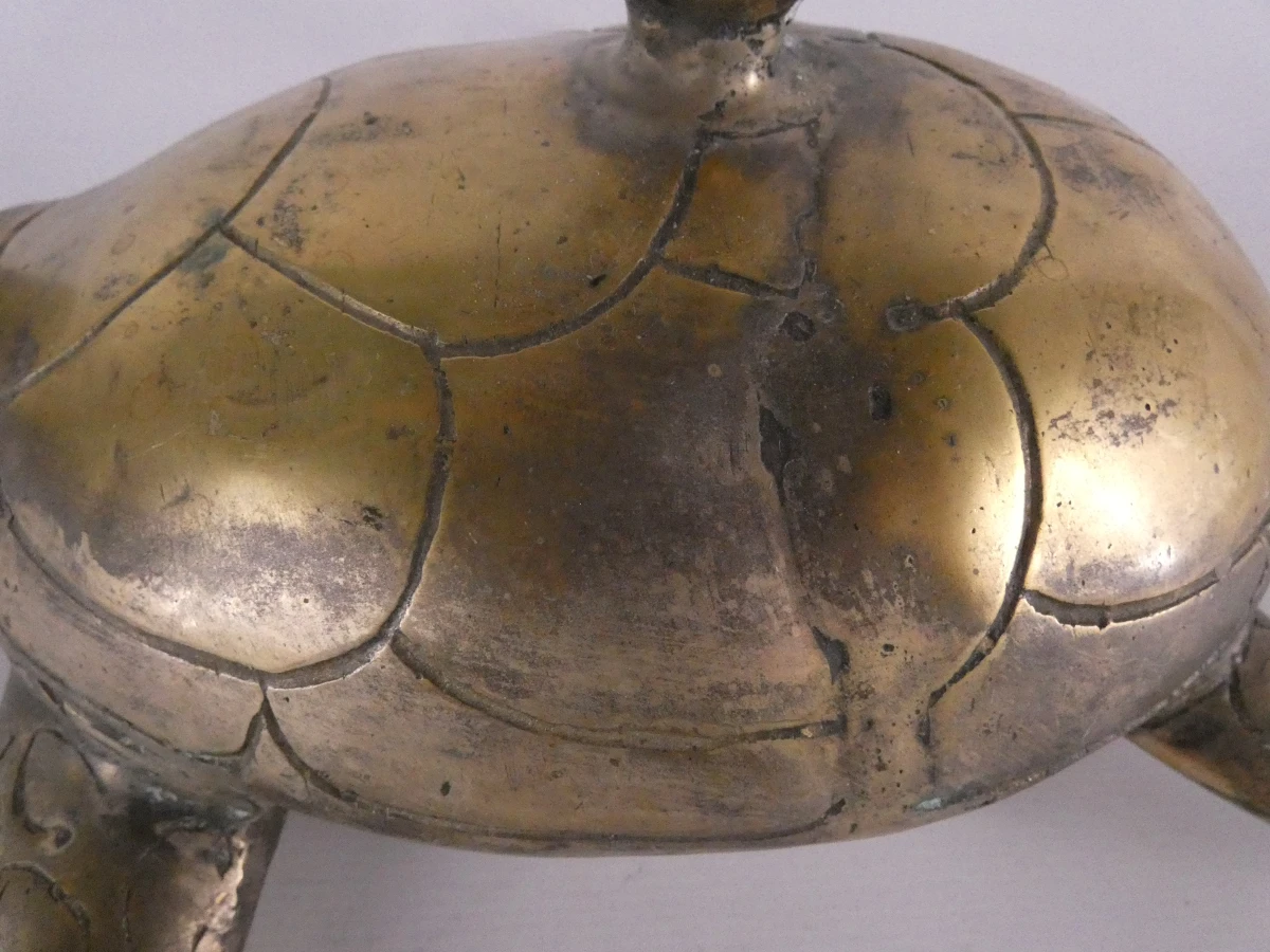 Antieke messing schildpad kandelaar