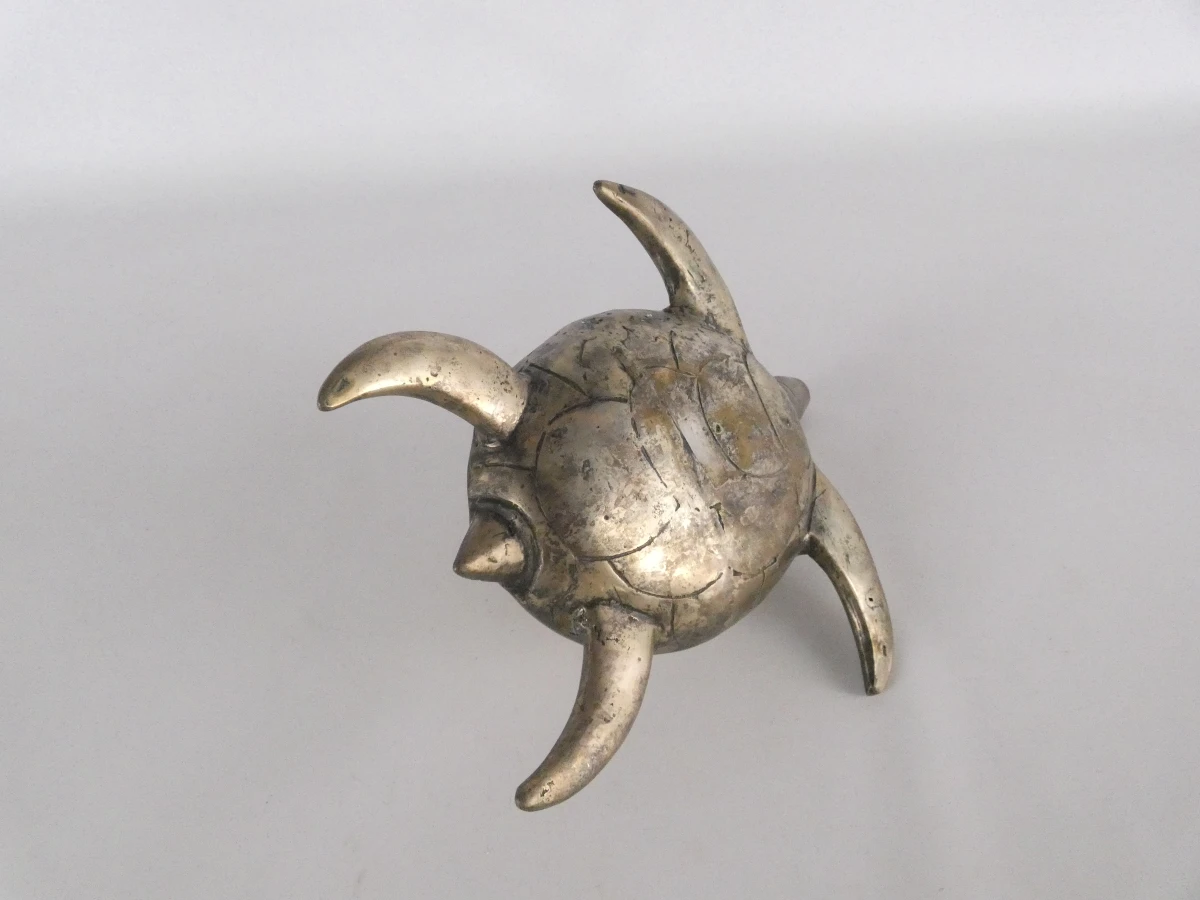 Antieke messing schildpad kandelaar