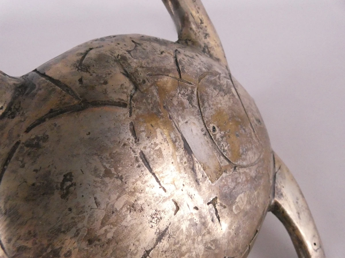 Antieke messing schildpad kandelaar