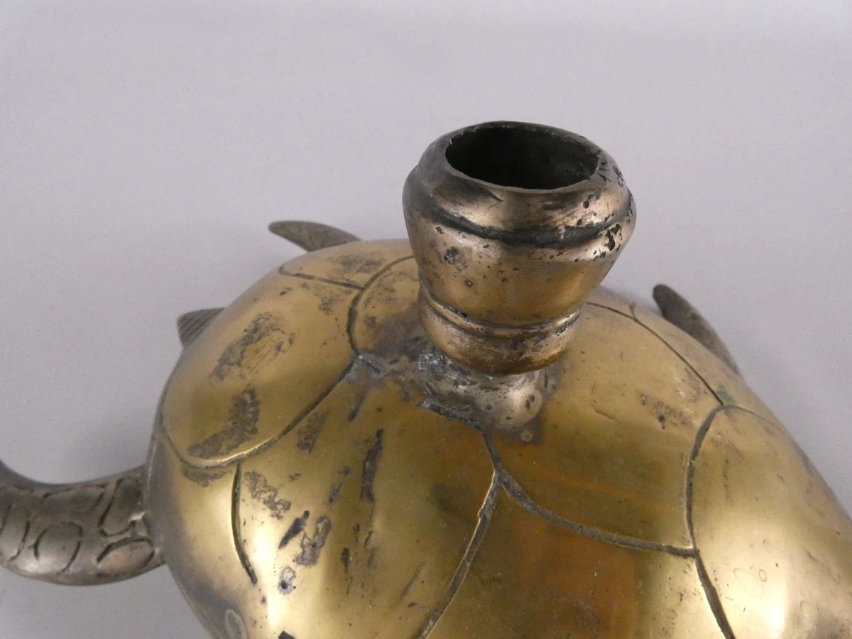 Antieke messing schildpad kandelaar