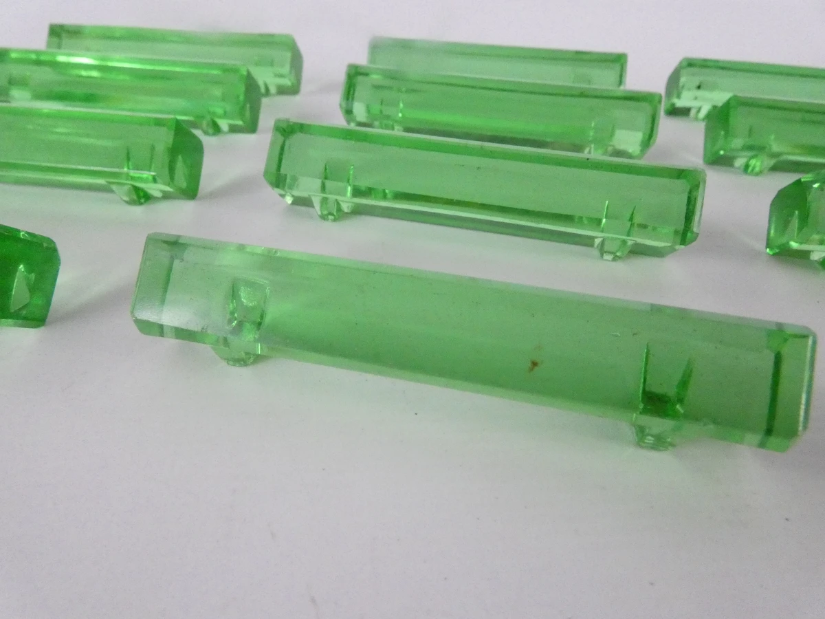 Set van 12 groene glazen messenleggers