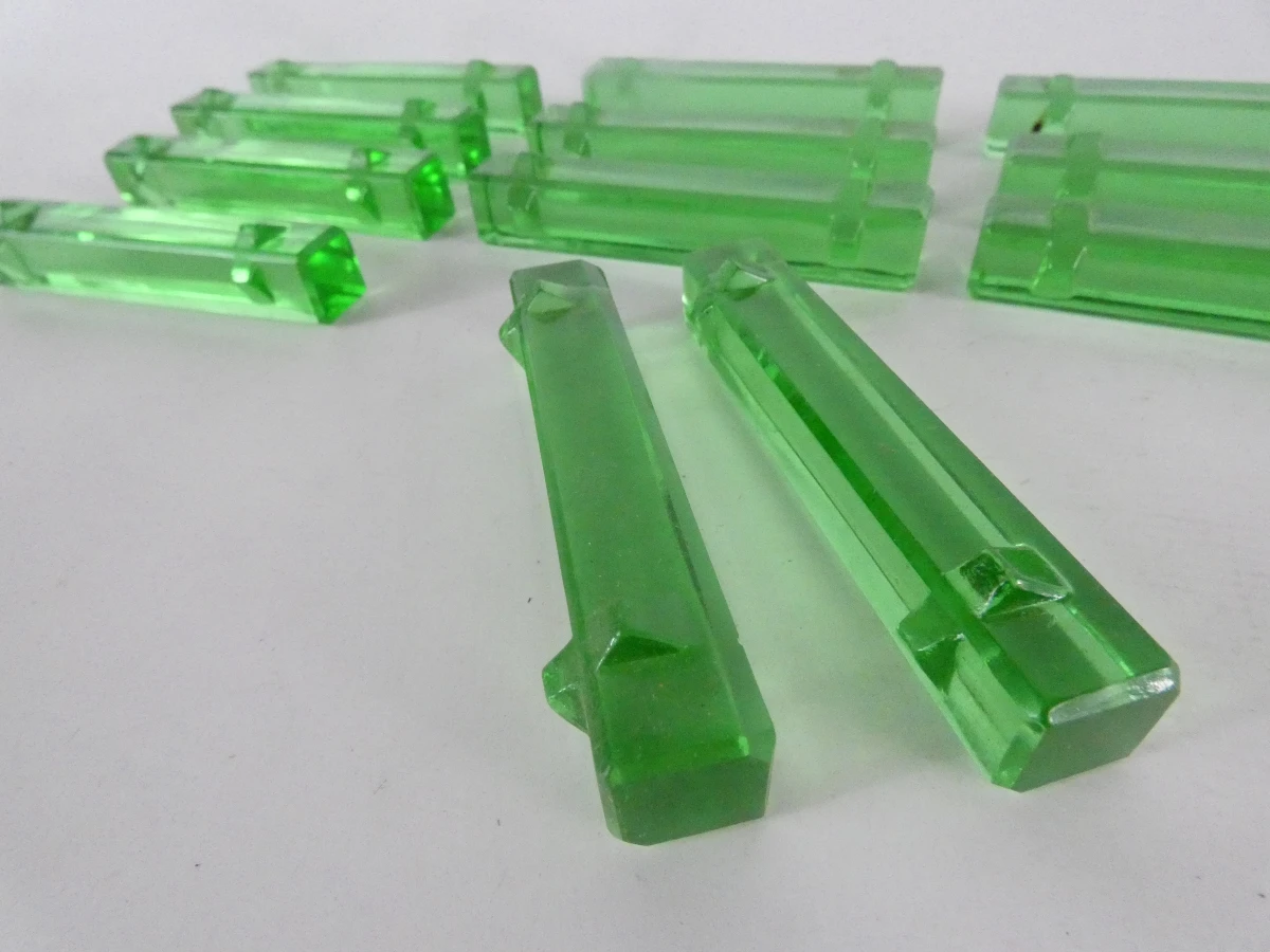 Set van 12 groene glazen messenleggers