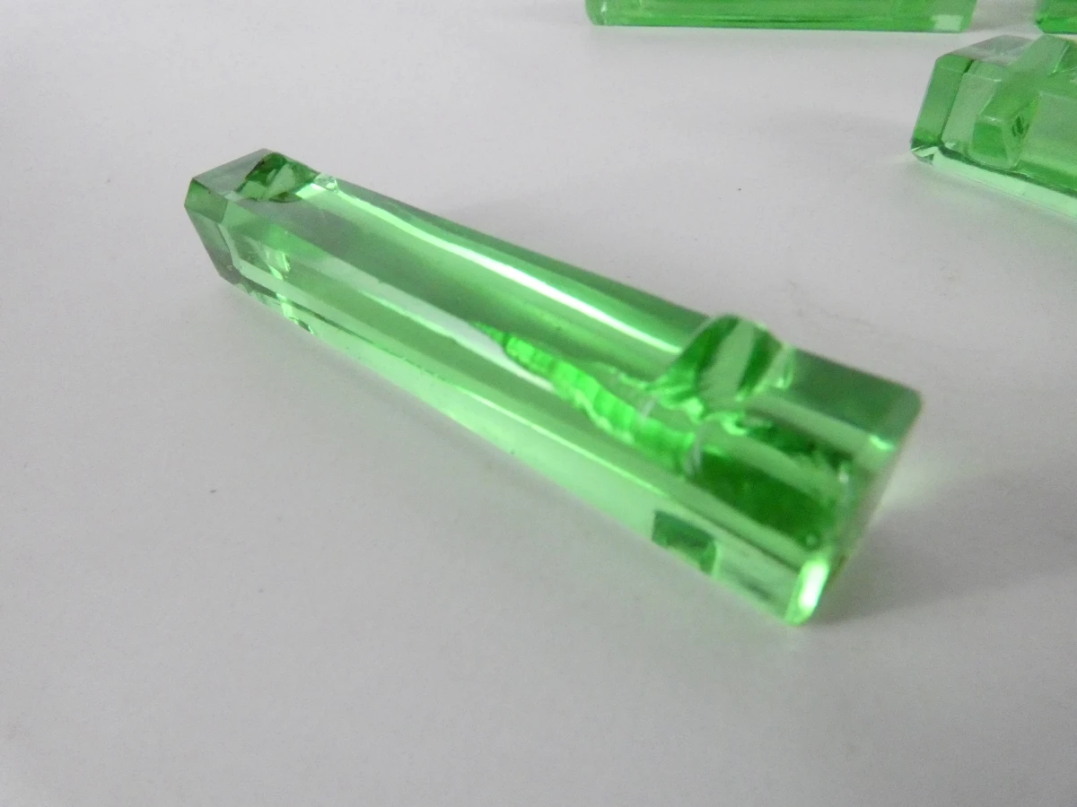 Set van 12 groene glazen messenleggers