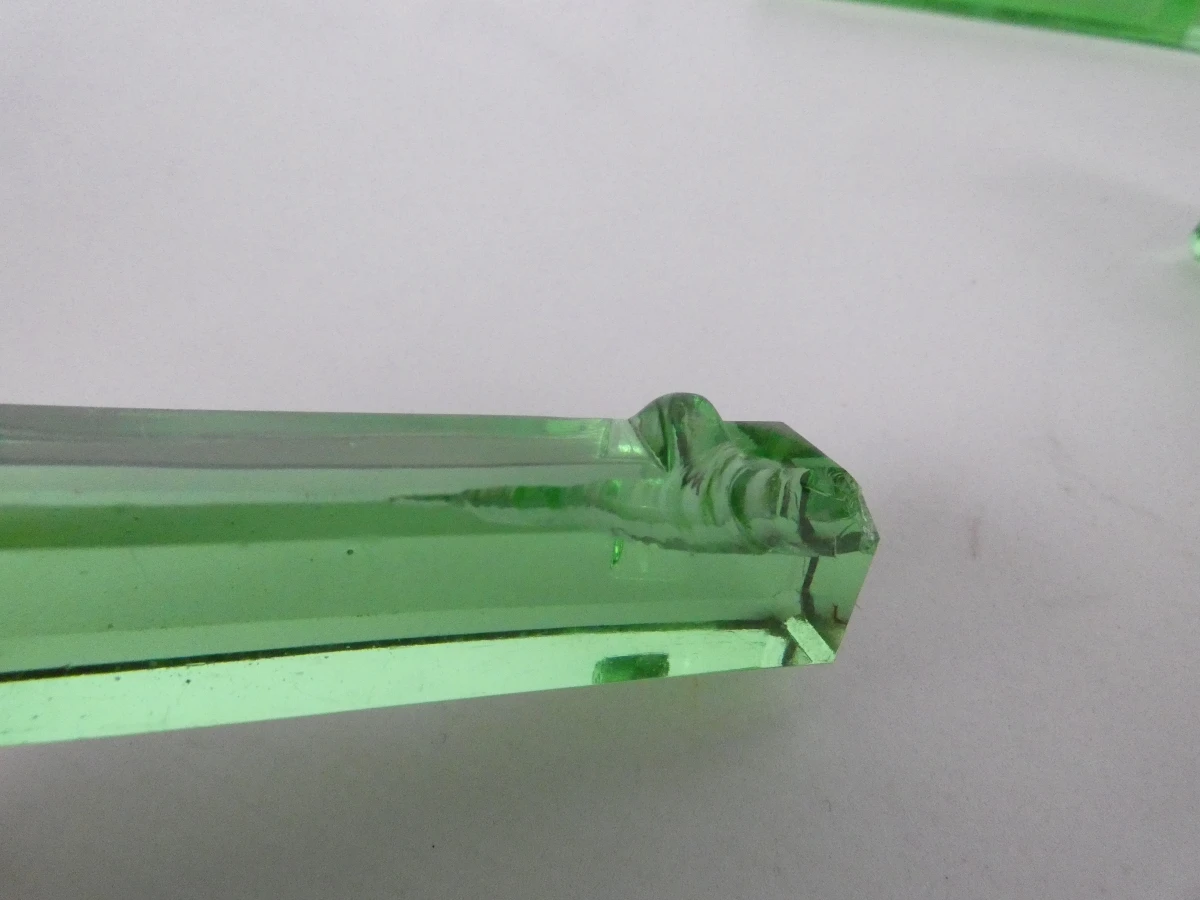 Set van 12 groene glazen messenleggers