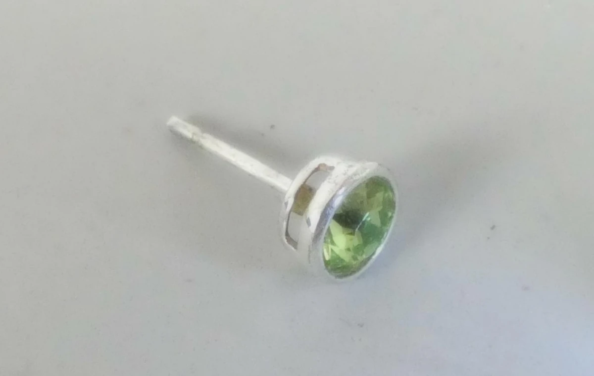 Zilveren oorknopjes met groene edelsteen