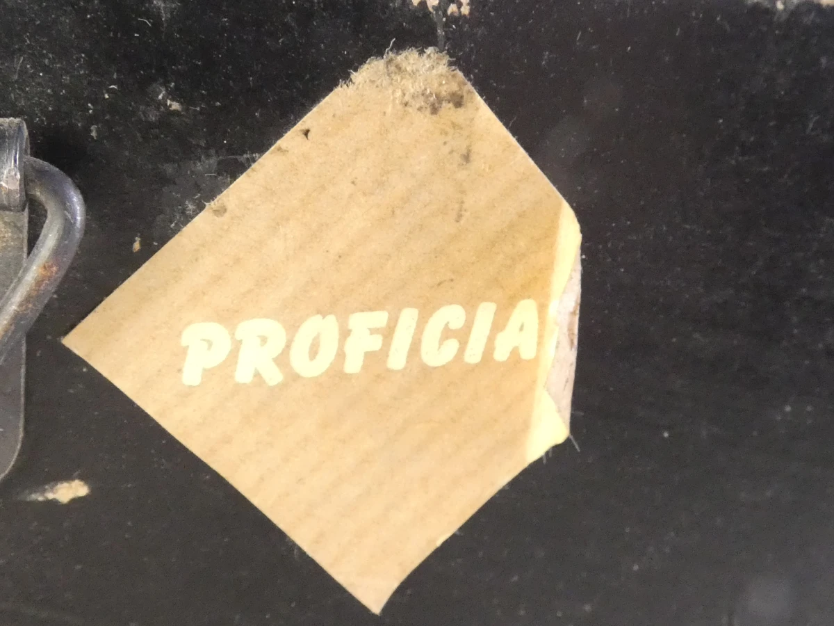 Ingelijste decoratieve revolver met munitie en certificaat