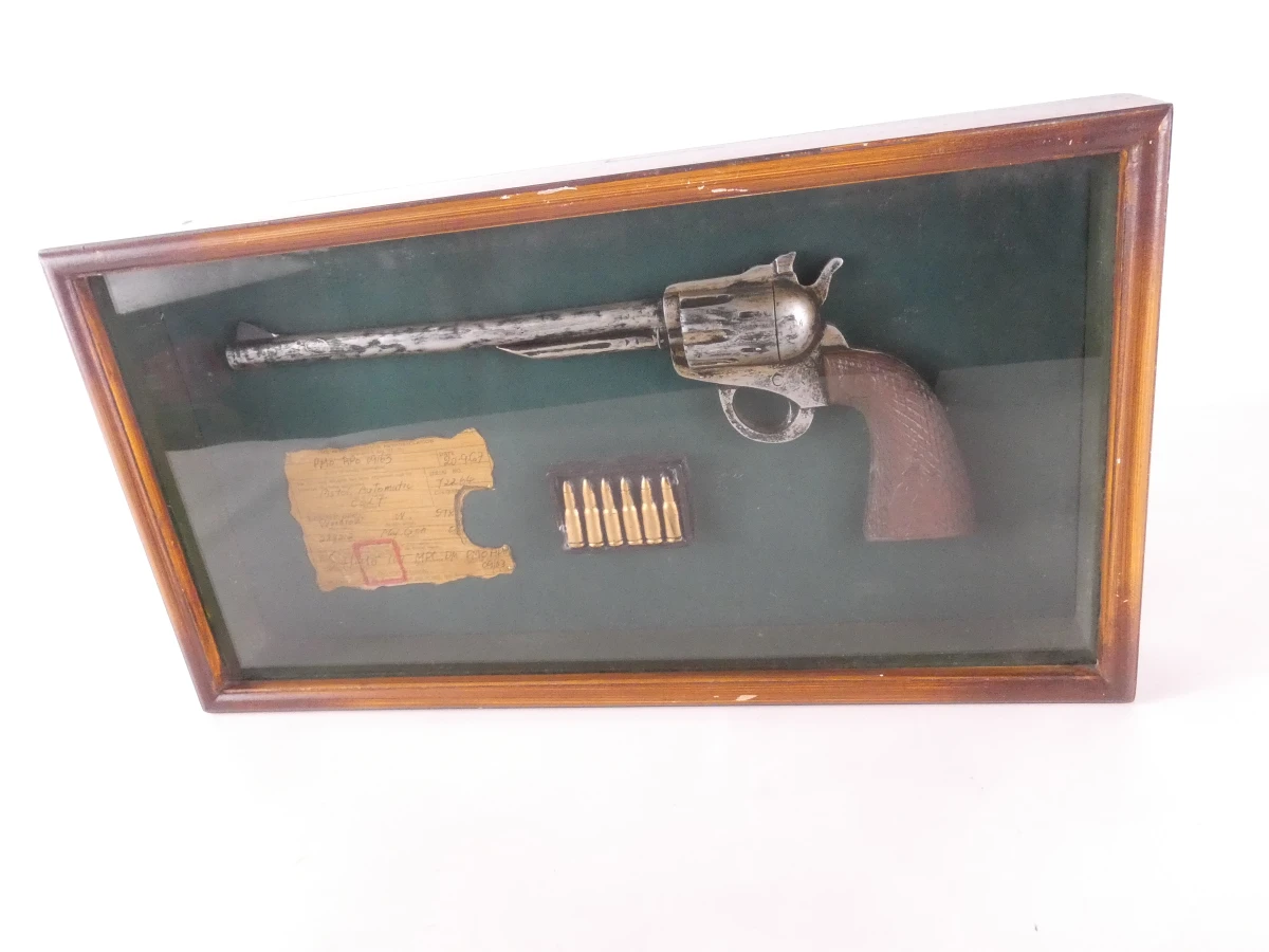 Ingelijste decoratieve revolver met munitie en certificaat