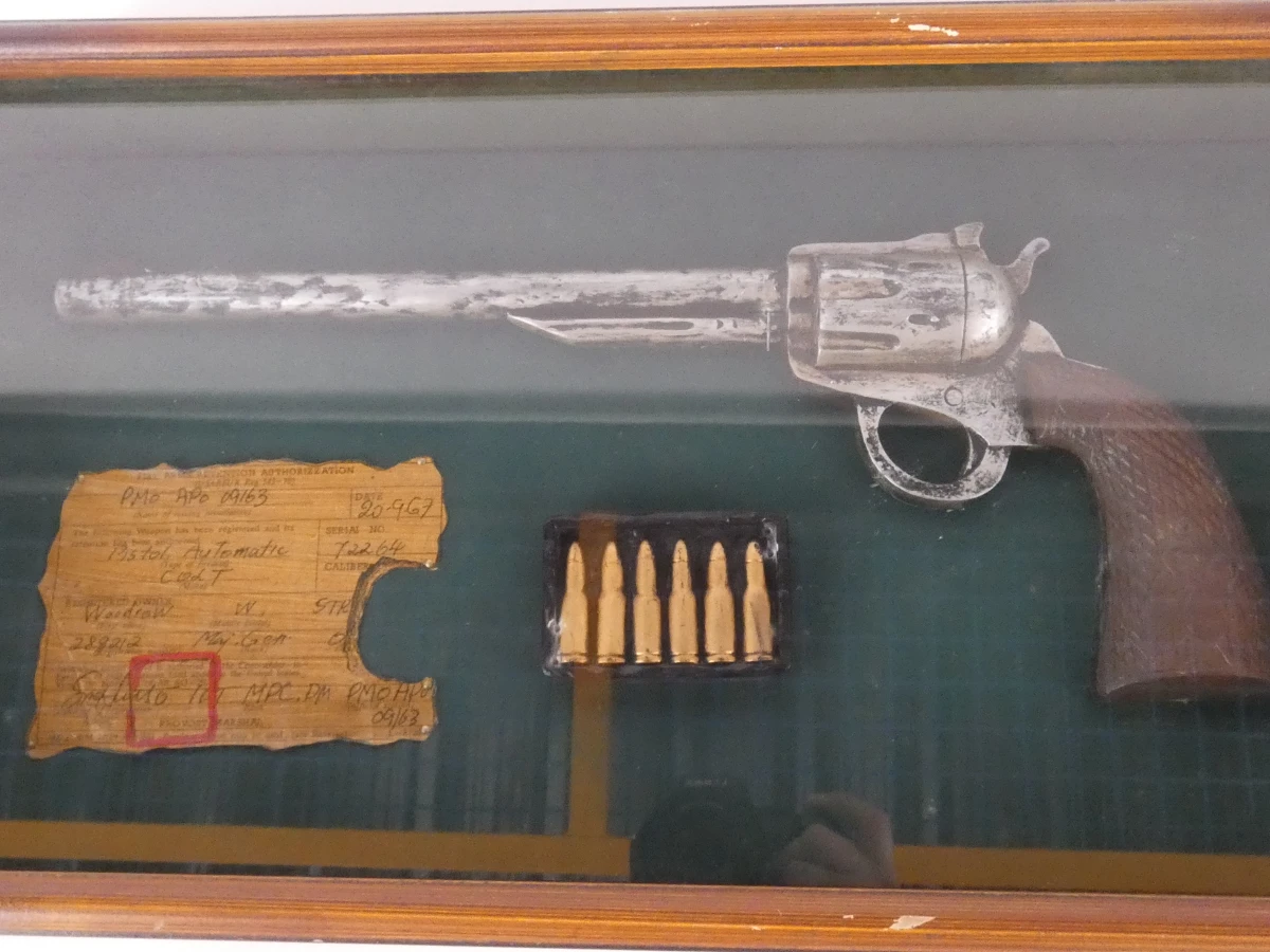 Ingelijste decoratieve revolver met munitie en certificaat