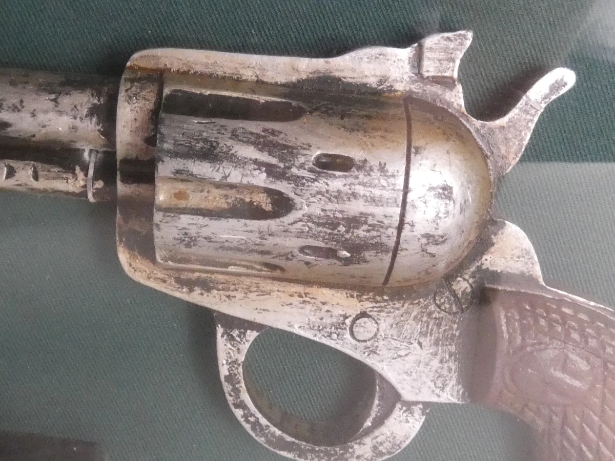 Ingelijste decoratieve revolver met munitie en certificaat