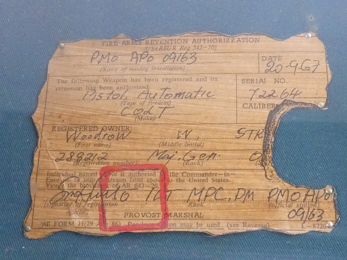 Ingelijste decoratieve revolver met munitie en certificaat